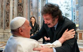 Milei encontra Papa Francisco e o abraça após chamá-lo de 'representante do mal'