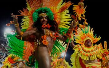 Mocidade abre a segunda noite de desfiles no Rio; Comissão de frente da Mocidade faz Carmen Miranda aparecer na arquibancada