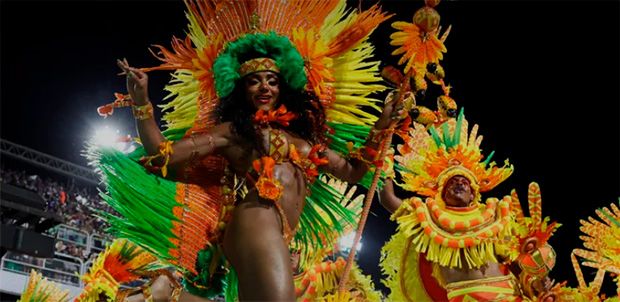 Mocidade abre a segunda noite de desfiles no Rio; Comissão de frente da Mocidade faz Carmen Miranda aparecer na arquibancada
