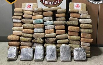 Polícia Federal apreende mais de 90 kg de pasta base de cocaína em balsa próximo a Manacapuru