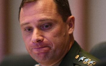 Cúpula militar quer distância de Mauro Cid e descarta promoção