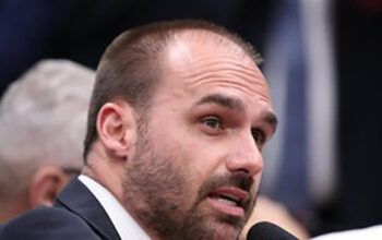 Justiça bloqueia contas de Eduardo Bolsonaro por dívida com advogado