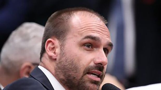 Justiça bloqueia contas de Eduardo Bolsonaro por dívida com advogado