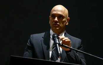 Moraes arquiva ação sobre ida de Bolsonaro a embaixada da Hungria, mas mantém cautelares