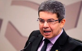 Randolfe diz que Brasil não será intimidado pelas chantagens de Elon Musk