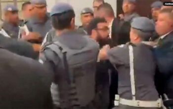 Estudantes da USP protestam contra presença de Tarcísio na Faculdade de Direito e manifestantes são agredidos(vídeo)