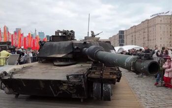 Rússia exibe tanques ocidentais capturados na Ucrânia como troféus