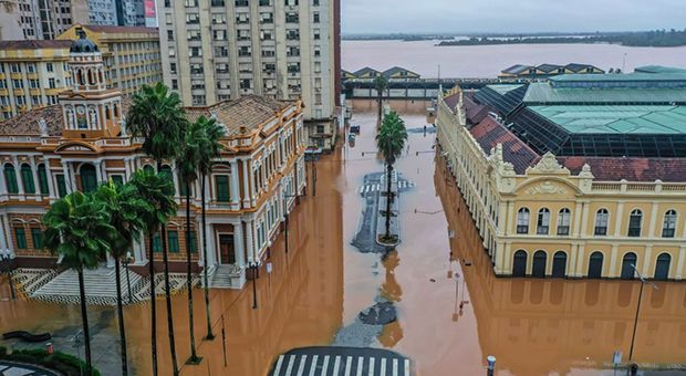 Sobe para 95 o número de mortos após enchentes que atingem o RS
