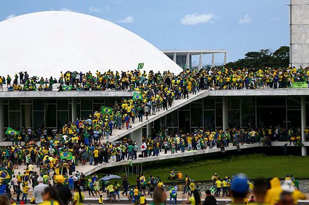 Milei nega existência de 'pacto de impunidade' com Bolsonaro para dar asilo a foragidos do 8/1