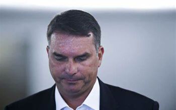 Flávio Bolsonaro se diz “vítima de criminosos” e nega uso da Abin