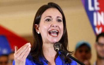 María Corina Machado pede que apoiadores fiquem nos centros de votação “até ao fim”