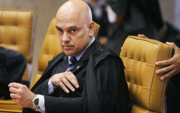 Moraes derruba sigilo de áudio em que Bolsonaro discute com general Heleno investigação sobre rachadinha contra Flávio