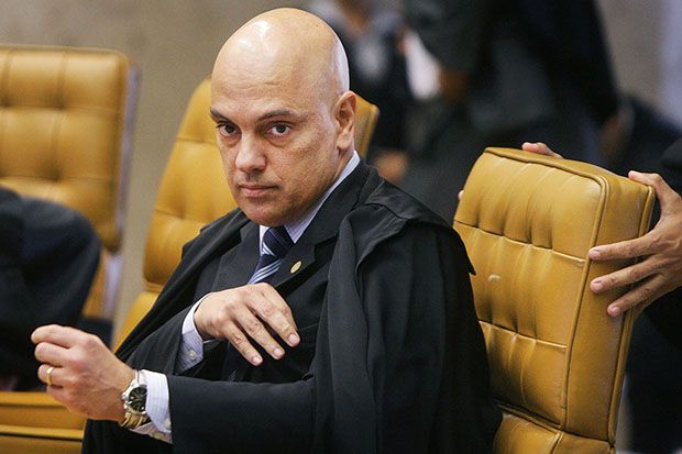 Moraes derruba sigilo de áudio em que Bolsonaro discute com general Heleno investigação sobre rachadinha contra Flávio
