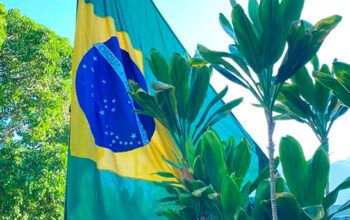 Bandeira brasileira é hasteada em embaixada da Argentina em Caracas