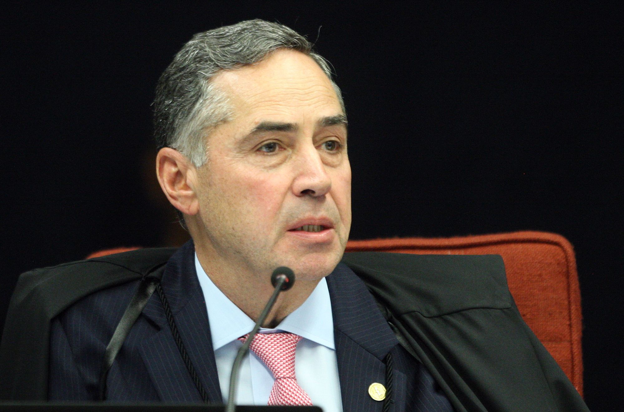 Barroso nega pedido de impedimento de Moraes em inquérito de mensagens