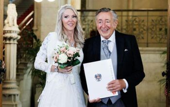 Bilionário de 91 anos morre dois meses após casamento com mulher de 42