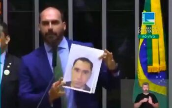 Eduardo Bolsonaro chama delegado da PF de “putinha do Alexandre de Moraes” - vídeo