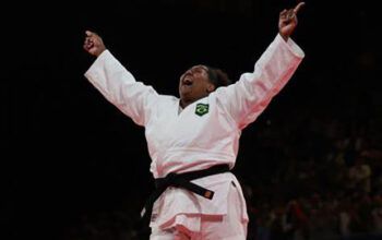 Judoca Beatriz Souza derrota israelense e garante primeiro ouro do Brasil