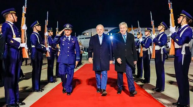 Presidente Lula desembarcou na noite deste domingo no Chile