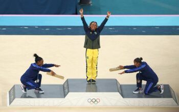 Michelle Obama celebra imagem histórica de Biles e Rebeca no pódio: “Irmandade”