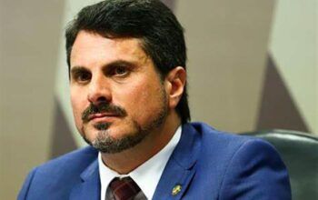 Moraes manda bloquear R$ 50 milhões de Marcos do Val e suspende senador do Instagram