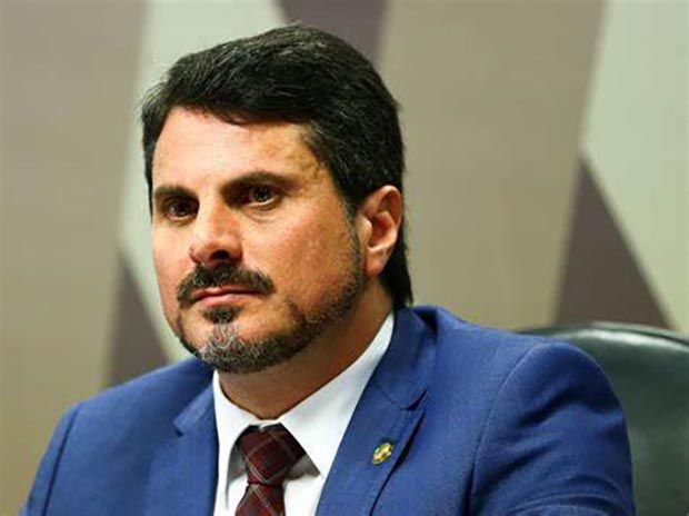 Moraes manda bloquear R$ 50 milhões de Marcos do Val e suspende senador do Instagram