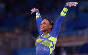 Rebeca Andrade conquista medalha de prata em final contra Simone Biles em Paris