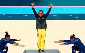 Rebeca Andrade é reverenciada por Simone Biles no pódio em imagem histórica