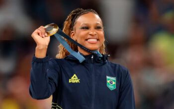Rebeca conquista ouro no solo e se torna a maior medalhista olímpica do Brasil