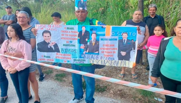 Silvio Santos é enterrado e fãs prestam última homenagem