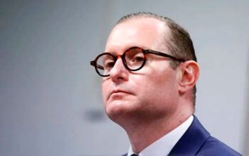 Zanin nega recurso e mantém bloqueio de contas da Starlink