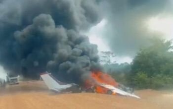 Avião de pequeno porte cai e pega fogo na rodovia BR-319