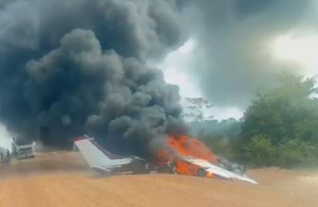 Avião de pequeno porte cai e pega fogo na rodovia BR-319