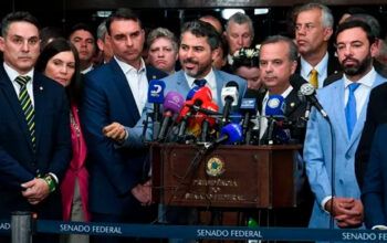 Bolsonaristas entregam pedido de impeachment contra Moraes