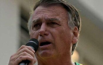 Bolsonaro se irrita em discurso e pede que PM ‘arranque cabo da bateria’ de carro: ‘Vagabundo’