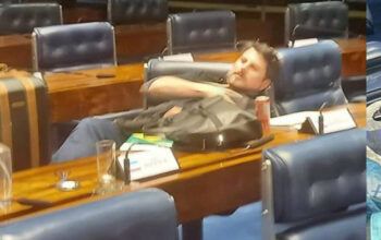 Com salário bloqueado, Marcos do Val “se muda” para plenário do Senado