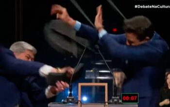 Datena cai de cadeirada em Marçal após provocação em debate: “Você não é homem”