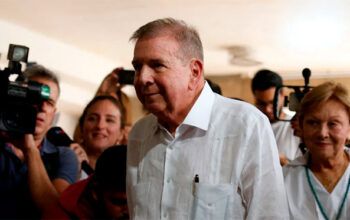 Edmundo González chega à Espanha para asilo político após deixar Venezuela