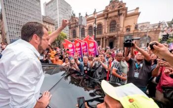 Boulos vai à praça depois que Nunes fugiu do confronto e faz debate com a população