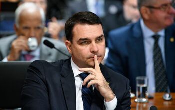 Flávio Bolsonaro responde a Malafaia: “Expôs intimidade com meu pai”