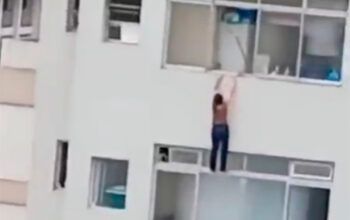 Mulher escorrega e fica pendurada em janela de prédio no Guarujá