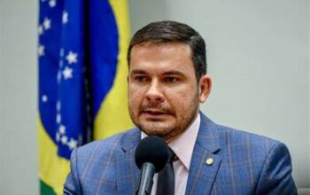 Alberto Neto debocha do relatório da PF que indiciou Bolsonaro e diz que documento não passa de uma “cortina de fumaça”