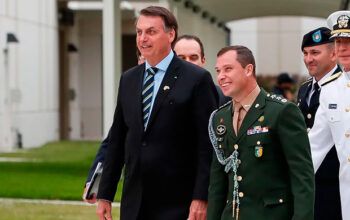 Aliados de Bolsonaro usaram servidor e celular no exterior para planejar golpe, diz PF