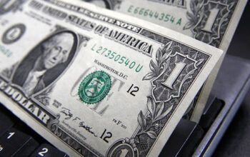 Anúncio sobre corte de gastos faz dólar encosta nos R$ 6; recorde histórico