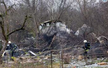Avião cai em cima de casa perto de aeroporto na Lituânia; 1 pessoa morreu e outras três ficaram feridas