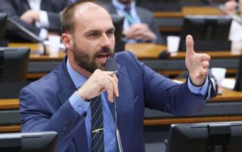 Eduardo Bolsonaro lamenta prisão de envolvidos no 8/1 na Argentina