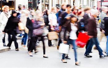 Expectativa de vida no Brasil sobe para 76,4 anos e supera índice pré-pandemia