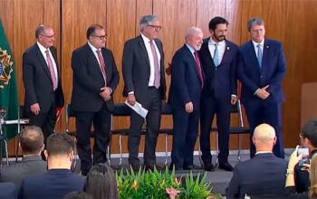 Lula reúne Tarcísio e Nunes no Planalto para assinatura de financiamento de obras em São Paulo