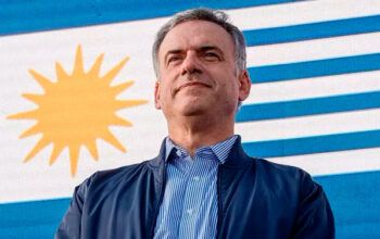 Uruguai: Yamandú Orsi vence e esquerda volta à presidência, segundo projeções