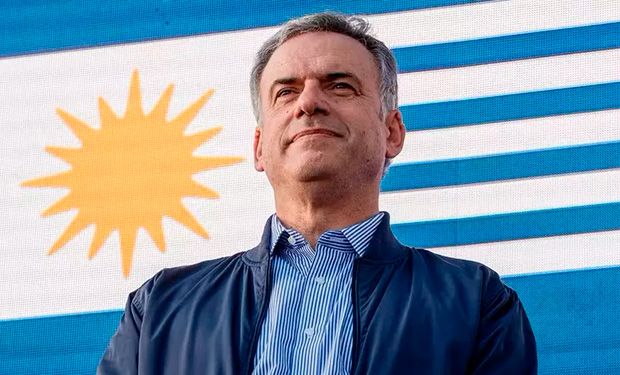 Uruguai: Yamandú Orsi vence e esquerda volta à presidência, segundo projeções